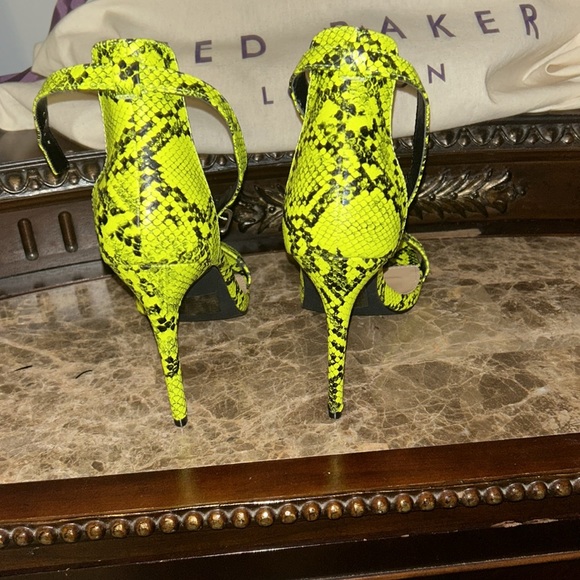 Pretty heels in the shade of electric green - Picture 3 of 4